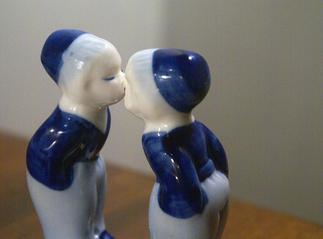 キスをする人形